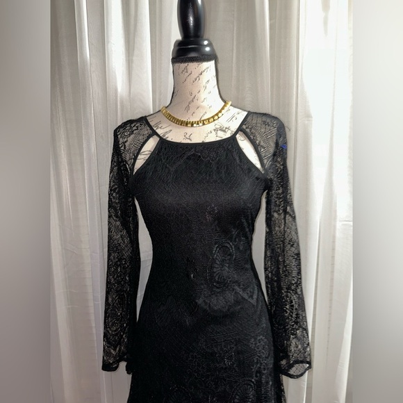 Lucca Couture Elegant Black Lace Dress - Picture 4 of 7